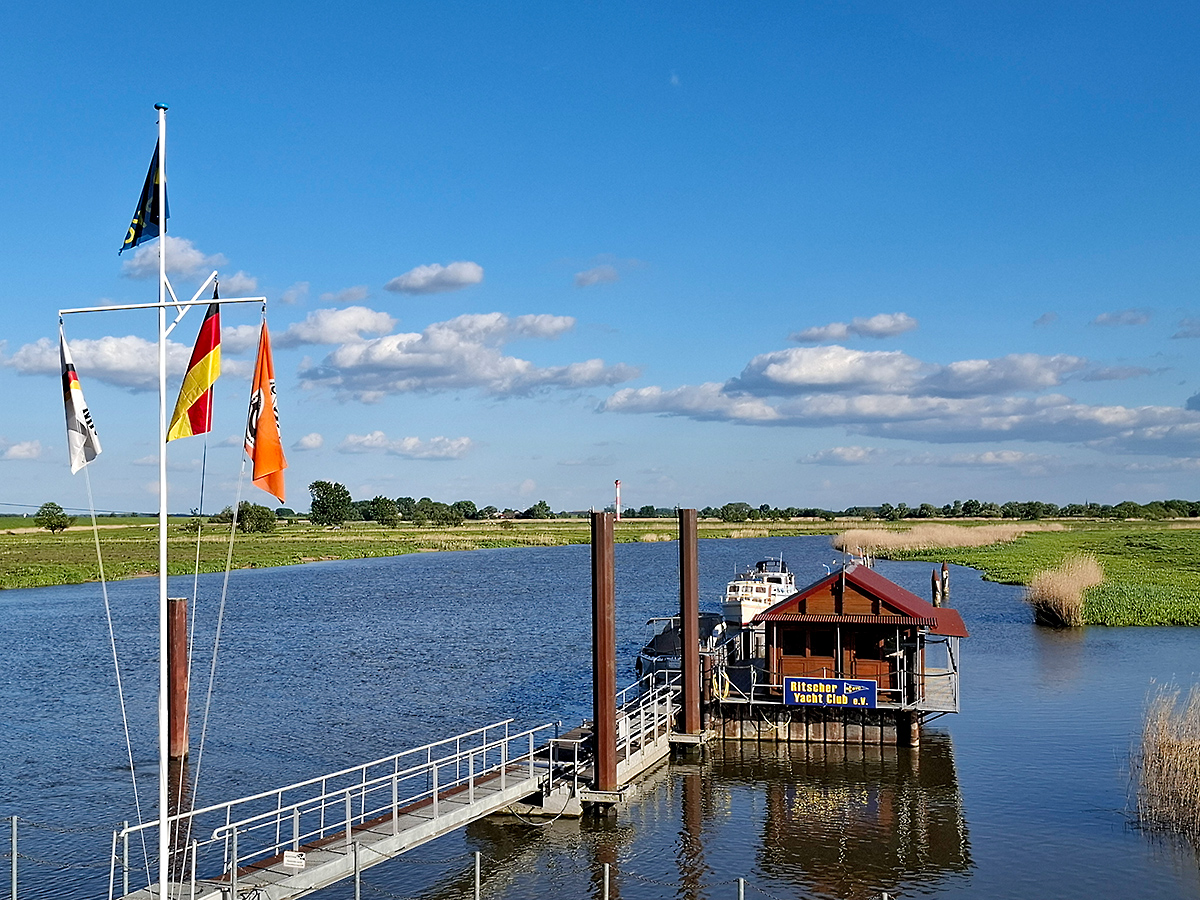 vereinsheim-fahnenmast Vereinsheim des Ritscher Yacht Club e.V. Drochtersen